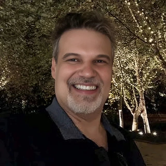 Roberto Sousa, fundador da Secretária Certa, sorrindo